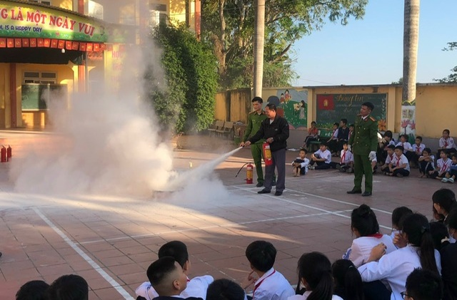 Công an huyện Cát Hải tập huấn PCCC cho hơn 200 giáo viên, học sinh xã Nghĩa Lộ (huyện Cát Hải) 